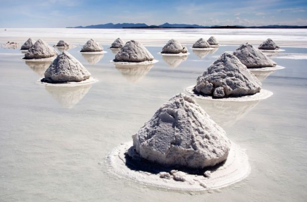 Salt mounds in Salar de Uyuni, Bolivia. Photo: Luca Galuzzi www.galuzzi.it .